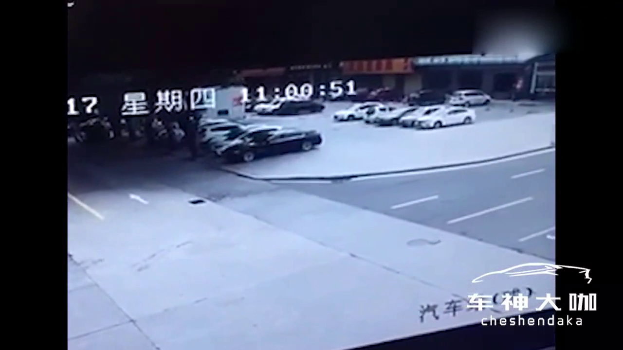 两车通过十字路口相撞后，却连累了无辜的电动车