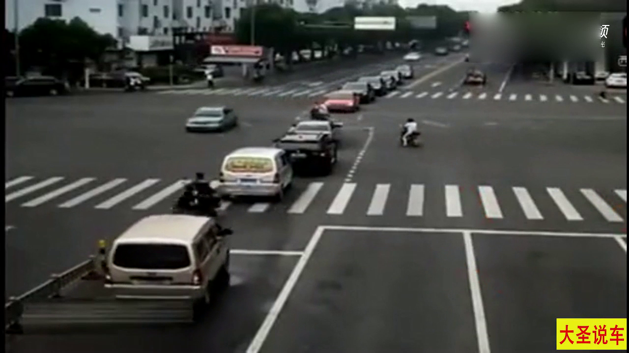 三辆电动车争先恐后闯红灯，结果司机选择了最嚣张那位！