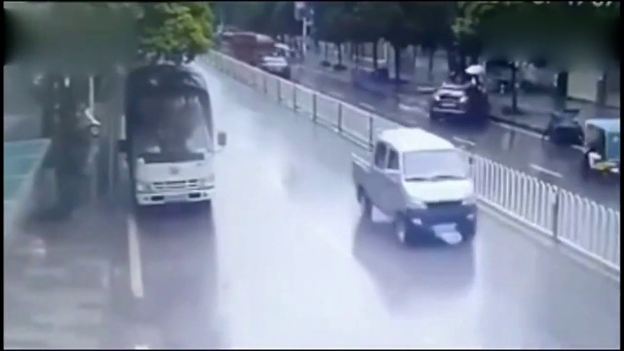 女司机这倒车技术要逆天啊，后面的电动车遭殃了