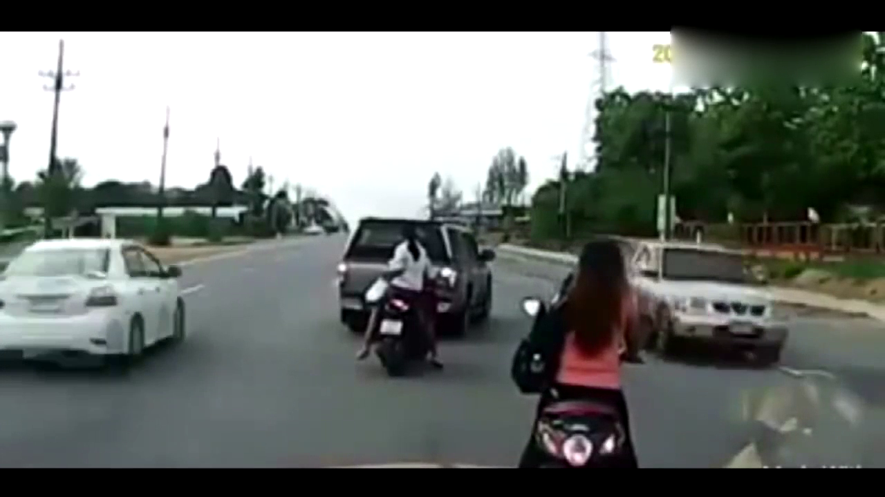 两辆电动车本以为这样很安全，没想到会发生这样的车祸