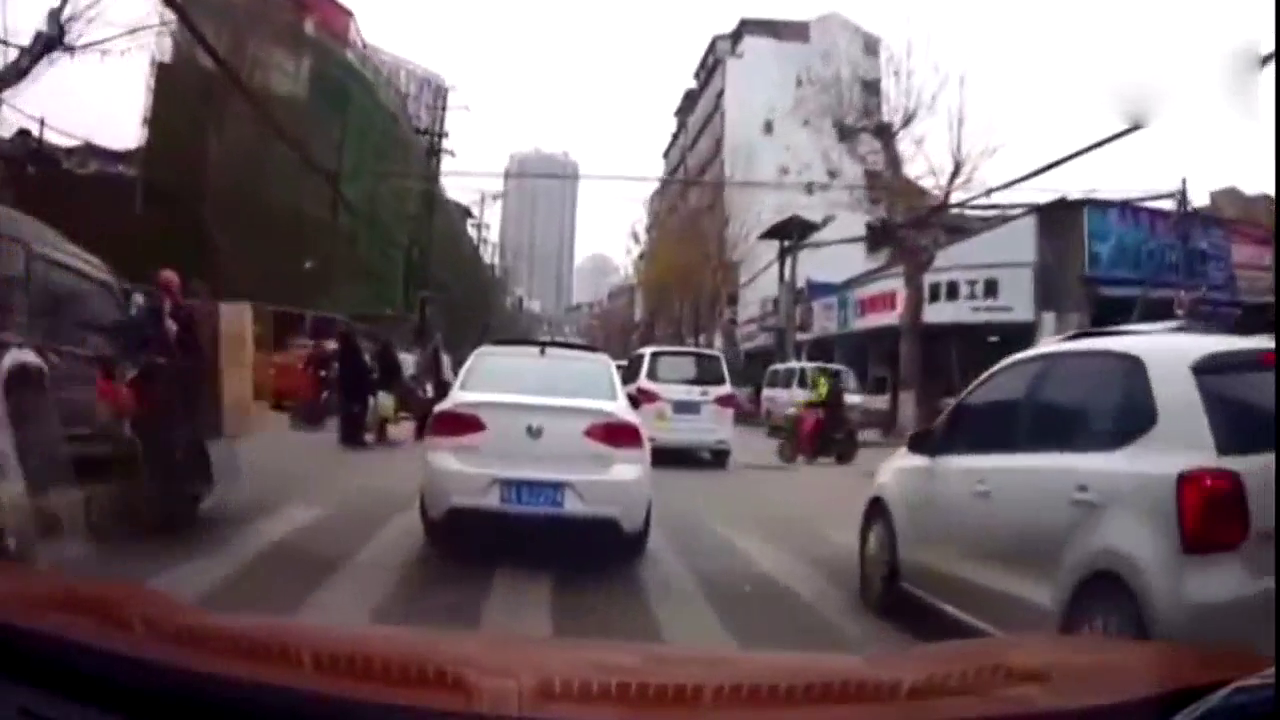 外卖小哥见缝插针终出事 谨记交通安全