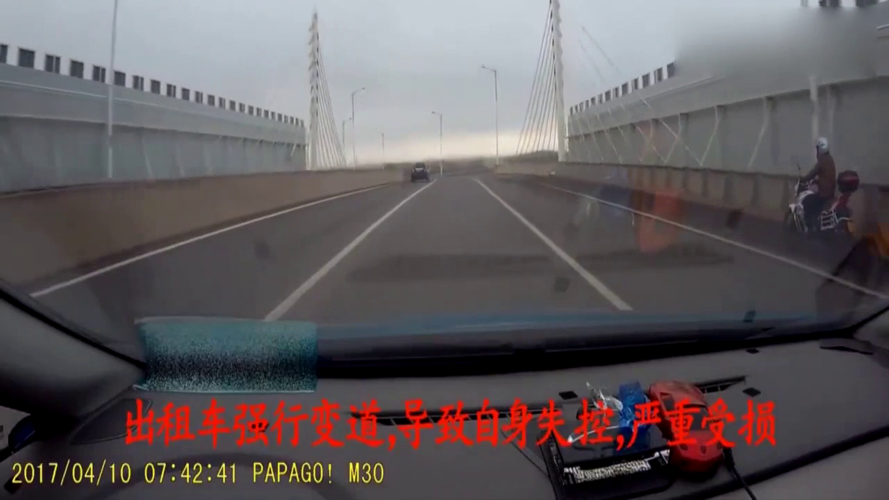出租车从右侧强行变道，瞬间就付出了代价