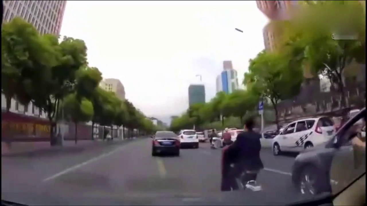 嚣张电动车在机动车道任意别车，惹怒老司机！