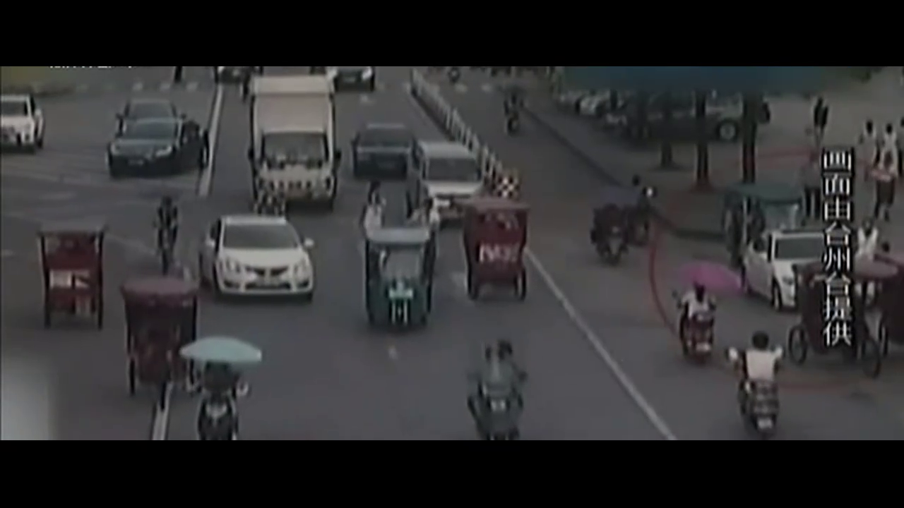 司机突发中暑　 宝马失控撞飞电动车