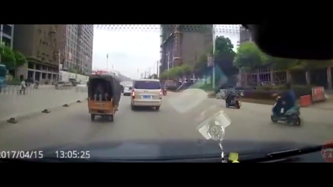 司机老远就开始踩刹车，反被电动车一顿埋怨