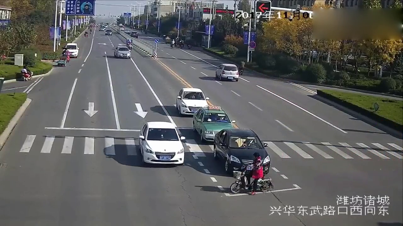 肆无忌惮的代价：电动车女子闯红灯被撞翻