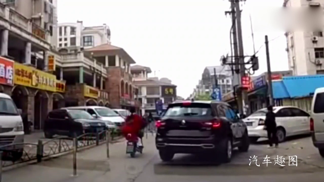 女司机刚提的新车，结果一脚油门把电动车害惨了！