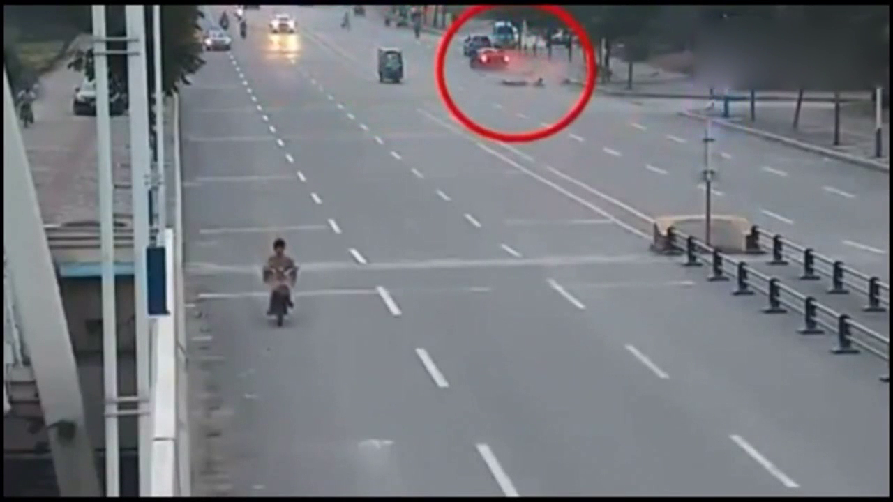 轿车为了躲避横穿马路的电动车，却害惨了路边的母女俩