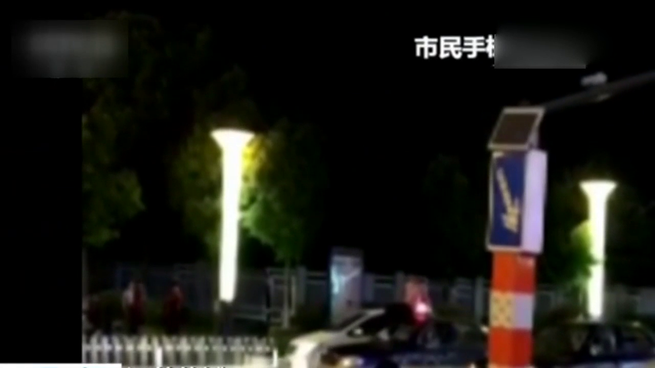 当时就懵了，男子车流中狂踹出租车！什么仇什么怨