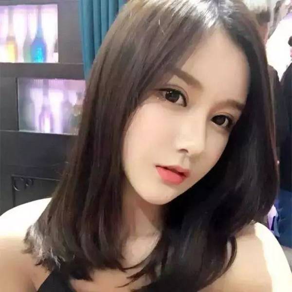女生中分空气刘海自然中长发 长度恰好到锁骨,把脸蛋
