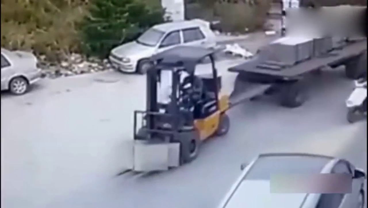 老年人骑电动车风险就是大，拖拉机这黑锅背的真冤