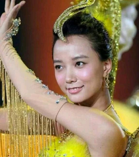 同为金鹰女神，李小璐土得无法入眼，而她却美得无可救药！