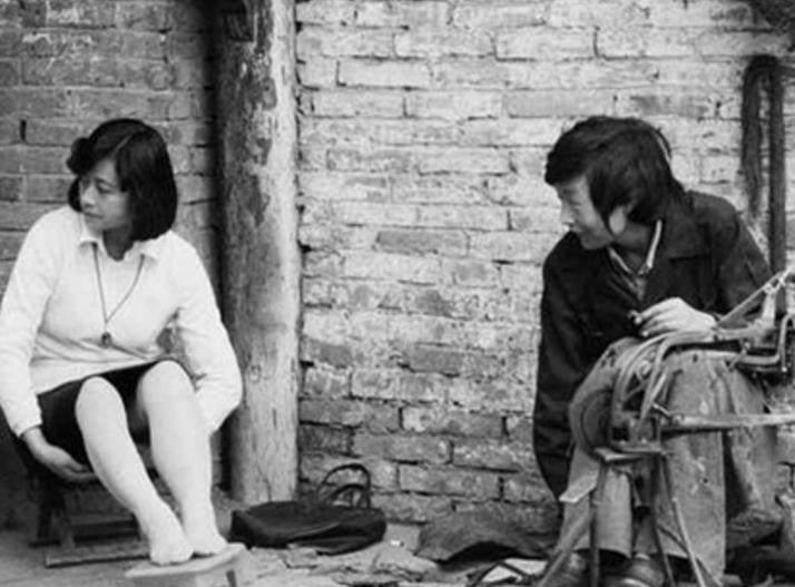 1983年中国珍贵历史老照片,矜持的男女关系,拉风的警察叔叔