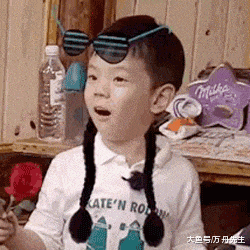 杜江,霍思燕为5岁嗯哼大王庆生, 嗯哼拿着铲子, 表情古灵精怪!