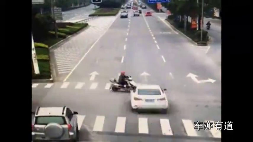 交通安全警示录-摩托车闯红灯，被撞空中翻转720度落地身亡！