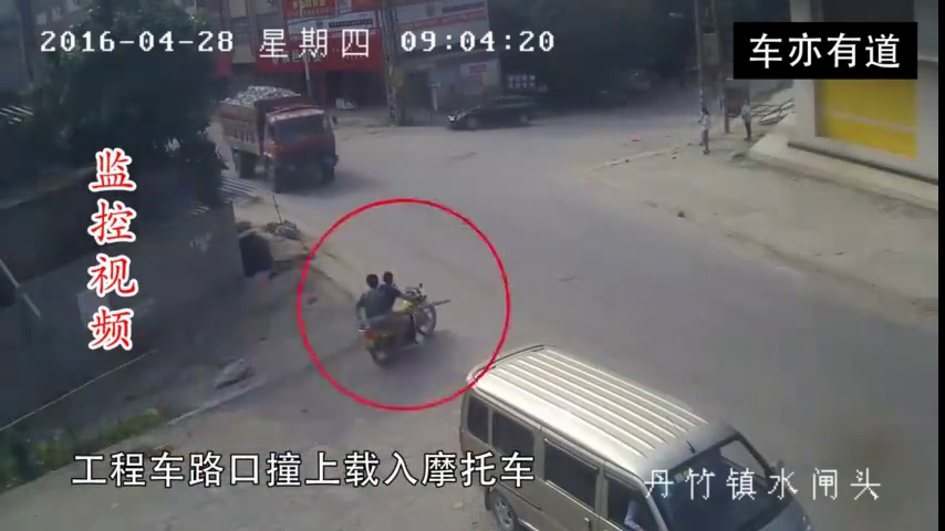 交通安全警示录---满载石子的工程车遇上摩托车