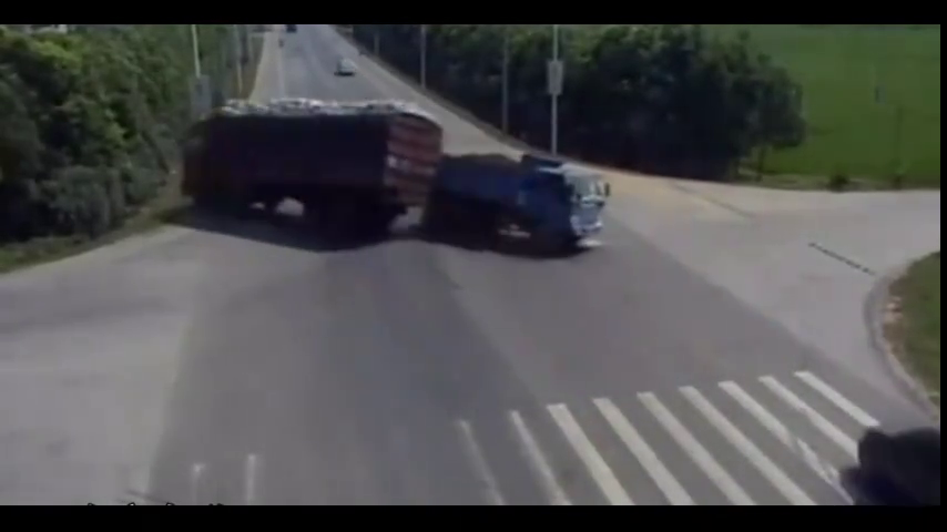 交通安全警示录---在生死抉择中，大货车选择牺牲自己！