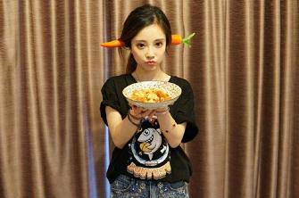 冯提莫最美的5张照片，网友：看到第三张的时候就被撩了！
