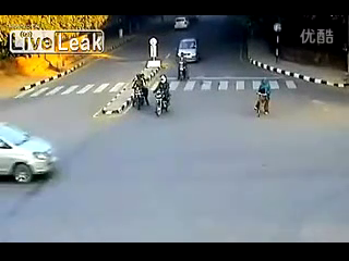 交通安全警示录：路人等候红灯惨遭夺命横祸!