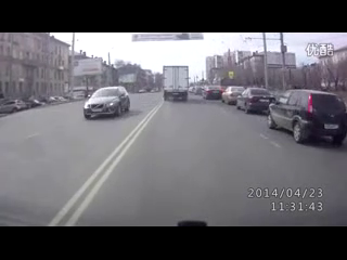 交通安全警示录：行车记录仪记录货车与摩托车相撞