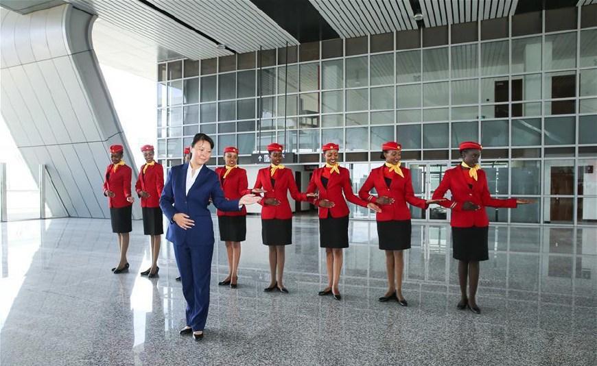 中国帮助肯尼亚修建蒙内铁路, 乘务员都是非洲美女”黑珍珠“!