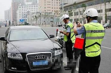 拖车只想把这辆违停奥迪A6拖走, 没想却让身旁两辆车进了维修厂