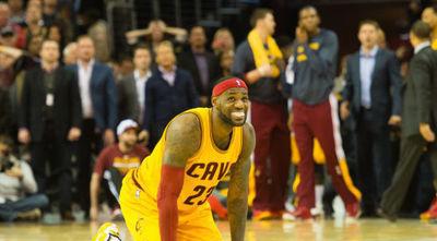 骑士要拿2018年选秀权交易联盟第一中锋,联手