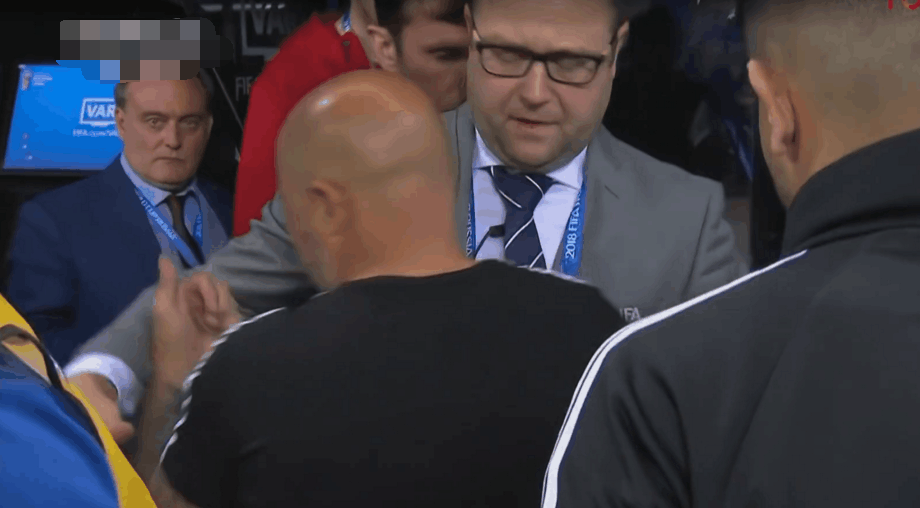 惨败战赛后,梅西直接离场,看台上阿根廷美女球