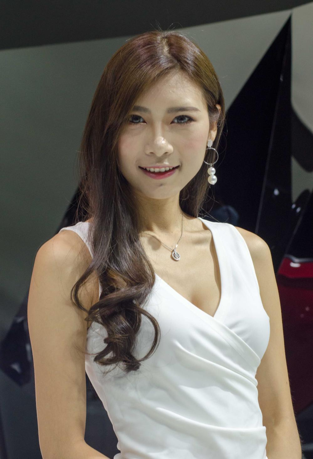 广州车展美女车模实拍, 宝骏汽车站台的模特最吸引眼球!