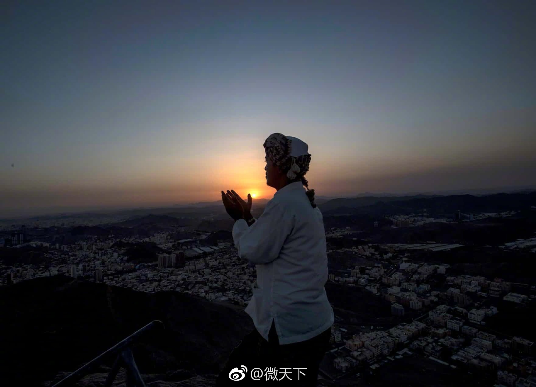200多万穆斯林开始麦加朝觐沙特提供免费胶囊旅馆