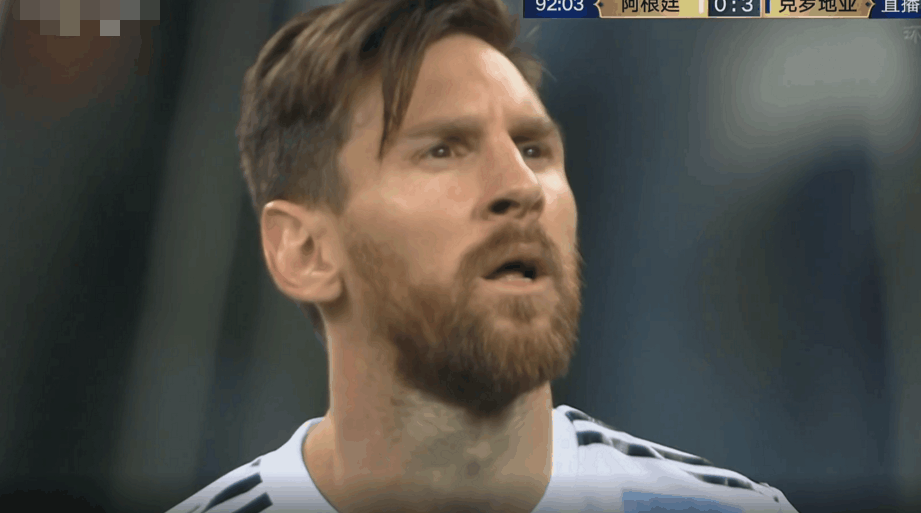 惨败战赛后,梅西直接离场,看台上阿根廷美女球