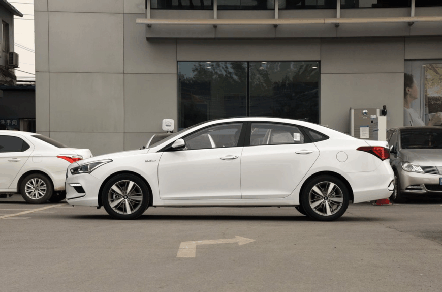 这款车采用B级车的平台, 内饰精致媲美迈腾, 12万起要被抢疯