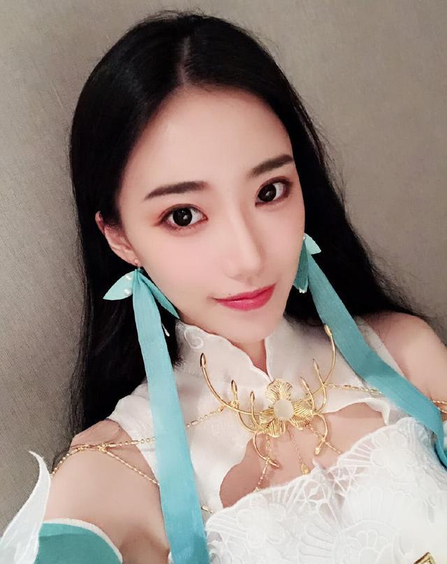 斗鱼美女主播小苏菲直播玩游戏,众多水友纷纷围观:有点东西!