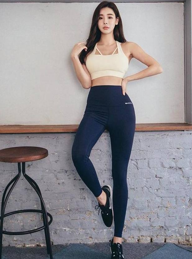 紧身打底裤:气质不俗的美女,穿搭时髦,非常有魅力!