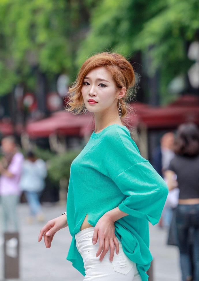 街拍:行走在街上的美少妇,身材一流,够火辣!