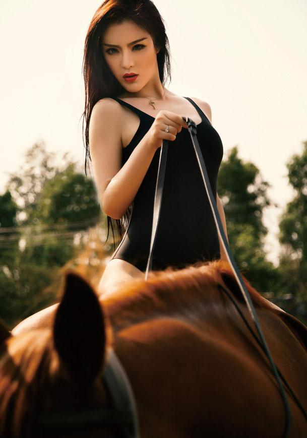 实拍美女穿着连体衣骑马, 你们觉得这马术怎么样