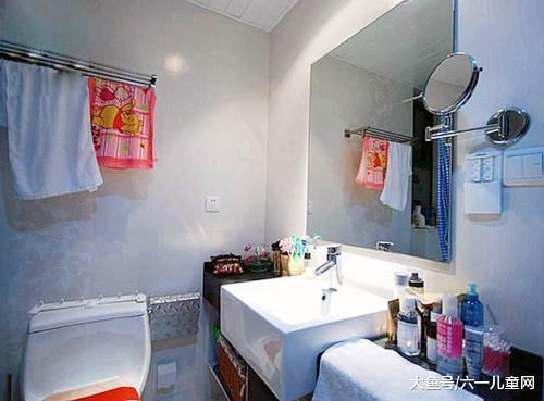 5岁男孩玩1个小时玩具, 妈妈给孩子洗手12次, 