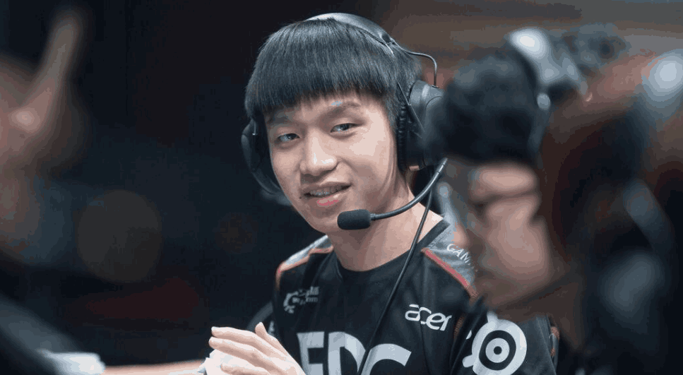 LOL职业选手工资有多高? 顶级选手Uzi已经年