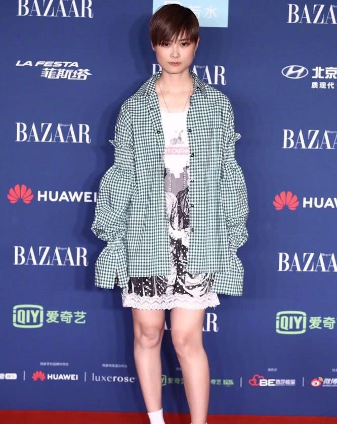李宇春好不容易穿了蕾丝裙,却被"大妈腿"抢戏,ps就是