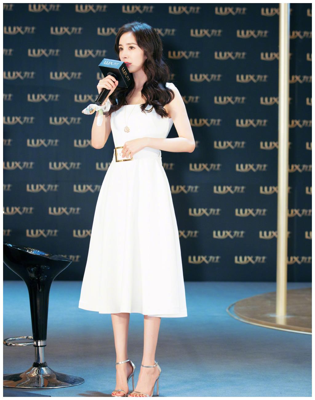 杨幂出席活动,网友:有一种高跟鞋叫杨幂的高跟鞋