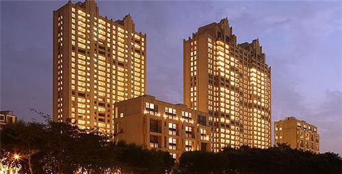 近20万一平的小区住户都开什么车？花几百万买车位来停摩托车？