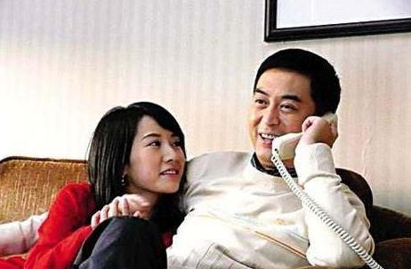 他出道26年, 被前妻抛弃后娶美娇妻, 今成视帝, 坐拥多辆百万豪车