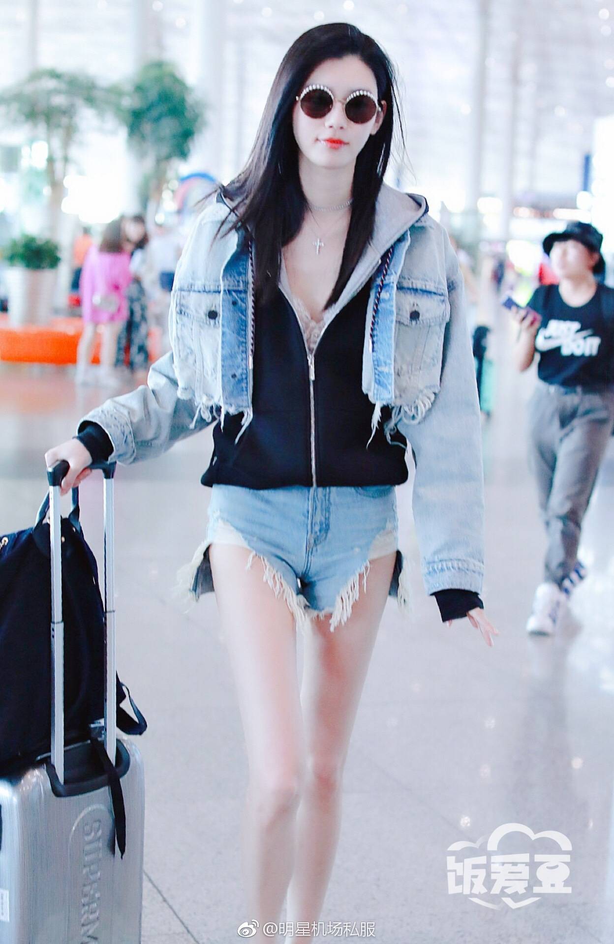 奚梦瑶的腿已经够长了,还在短裤两边剪开叉,网友:一般