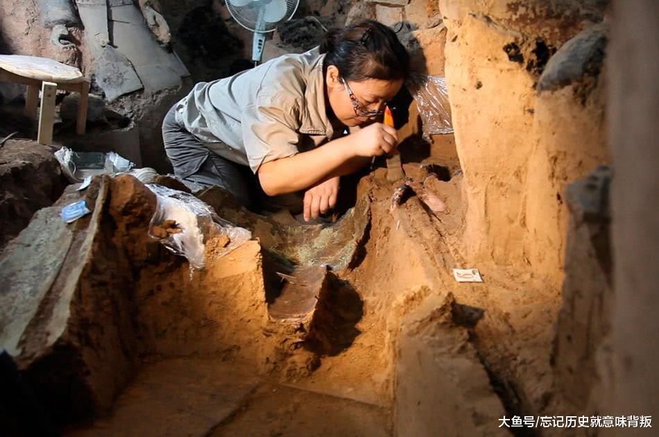 兵马俑考古现场照: 秦俑出土4分钟褪色, 图2疑似"复活