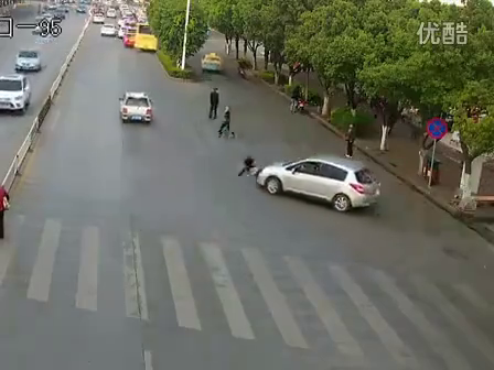 交通安全警示录－女子被撞压车底，众人抬车救人命，揪心又感动！