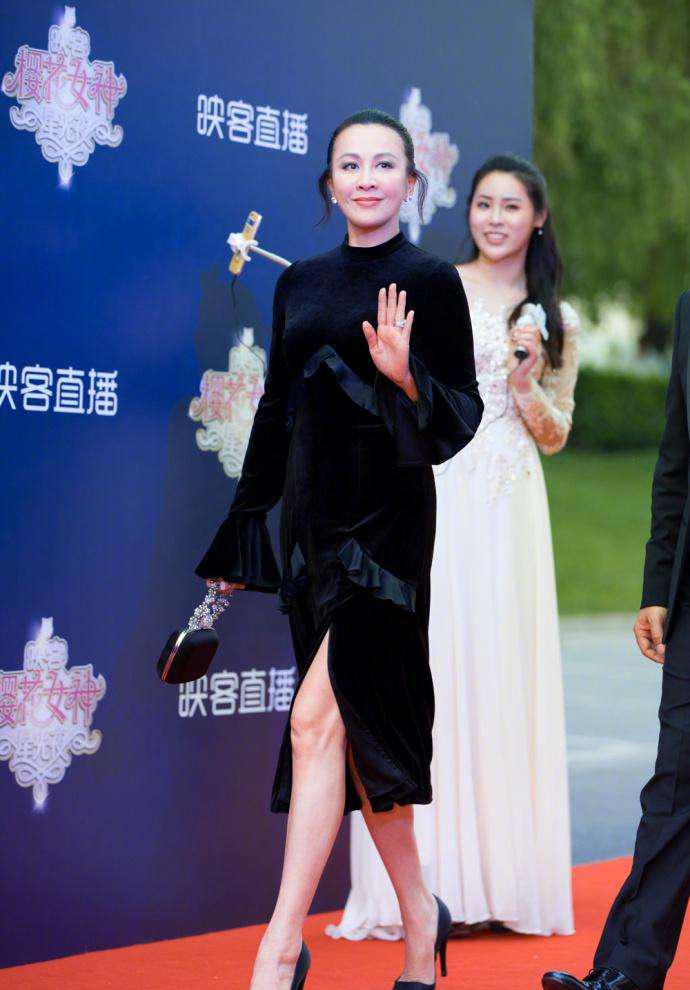 刘嘉玲奇葩发型像哪吒 性感礼服走光 网友: 梁朝伟脸丢没了