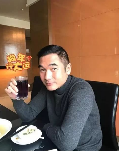 11年后的费云帆和汪紫菱终于不像父女，但张嘉倪这发际线好可怕