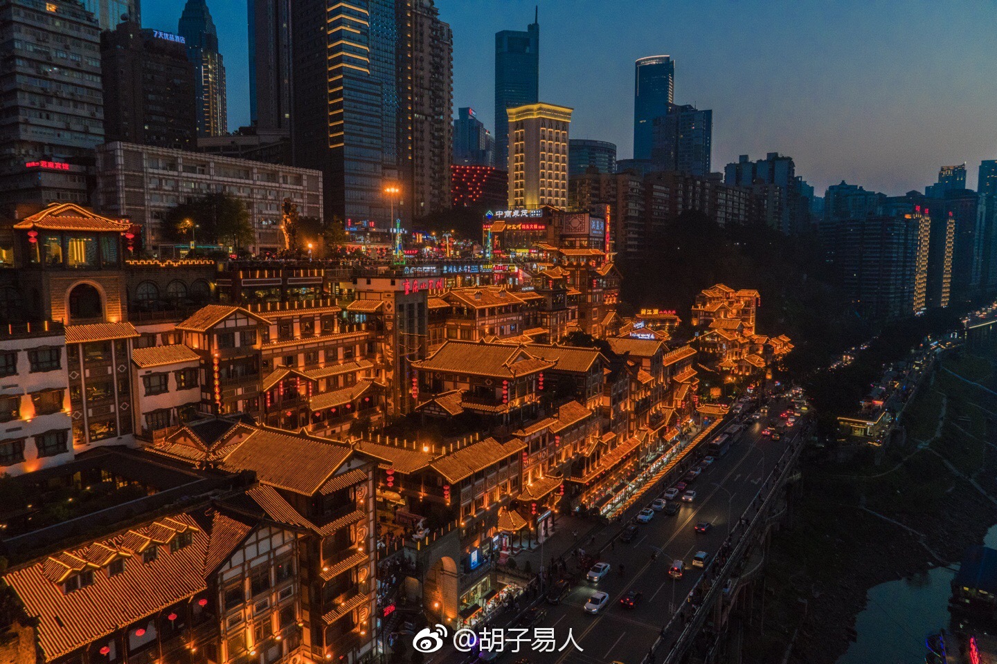 重庆著名吊脚楼: Hongyadong — 图库社论照片 © gyn9037 #194589686