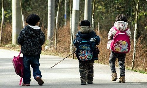 小学生放学路上捡回一枚5角硬币,拿回家父亲转手卖了2000元