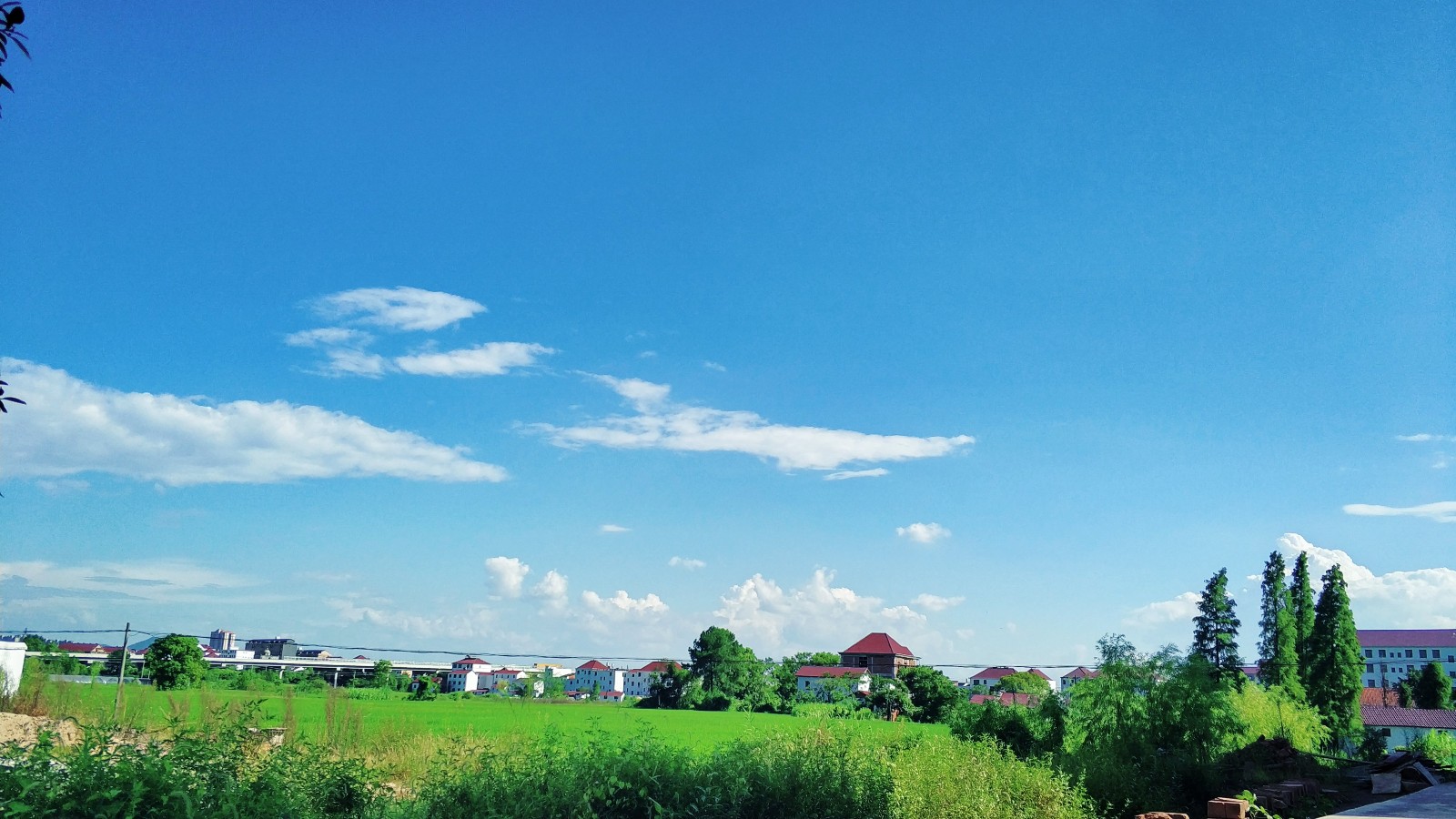 江西省抚州市东乡区的蓝天白云